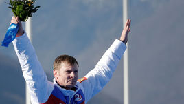 24 февраля 2014 года. Александр Зубков празднует победу в соревнованиях четверок на Олимпийских играх в Сочи.