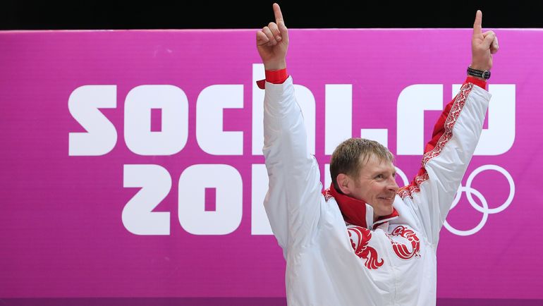 17 февраля 2014 года. Александр Зубков празднует победу на Олимпийских играх в Сочи в соревнованиях двоек. Фото AFP 17 февраля 2014 года. Александр Зубков празднует победу на Олимпийских играх в Сочи в соревнованиях двоек. Фото AFP