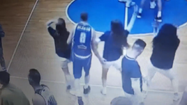 Артем Исаков и танцовщица из группы поддержки.