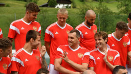 24 мая. Нойштифт. Фотосессия сборной России: Федор Смолов, Артем Дзюба, Мариу Фернандес (слева направо в нижнем ряду), Роман Нойштедтер, Игорь Смольников, Константин Рауш (в верхнем ряду).