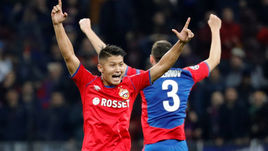 2 октября. Москва. ЦСКА - "Реал" - 1:0. Ильзат Ахметов (слева).