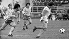 Атакует Юрий Семин. В 1975 году перешел он из московского "Динамо" в "Локомотив" и стал одним из лучших в составе "Локо".