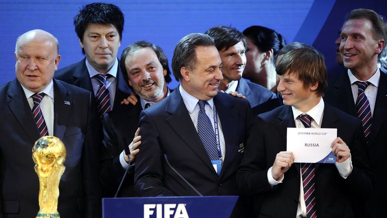2 декабря 2010 года. Цюрих. Россия получает право проведения ЧМ-2018. Валерий Шанцев, Ринат Дасаев, Борис Краснов, Виталий Мутко, Алексей Смертин, Андрей Аршавин и Игорь Шувалов (слева направо). Фото AFP 2 декабря 2010 года. Цюрих. Россия получает право проведения ЧМ-2018. Валерий Шанцев, Ринат Дасаев, Борис Краснов, Виталий Мутко, Алексей Смертин, Андрей Аршавин и Игорь Шувалов (слева направо). Фото AFP
