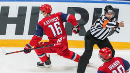 Артур Каюмов (№16) и судьи: в эту пятницу что-то пошло не так.