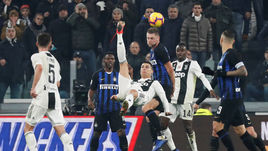 7 декабря. Турин. "Ювентус" - "Интер" - 1:0. Удар через себя Криштиану Роналду. На этот раз не так эффектно, как в составе "Реала" на том же самом стадионе.