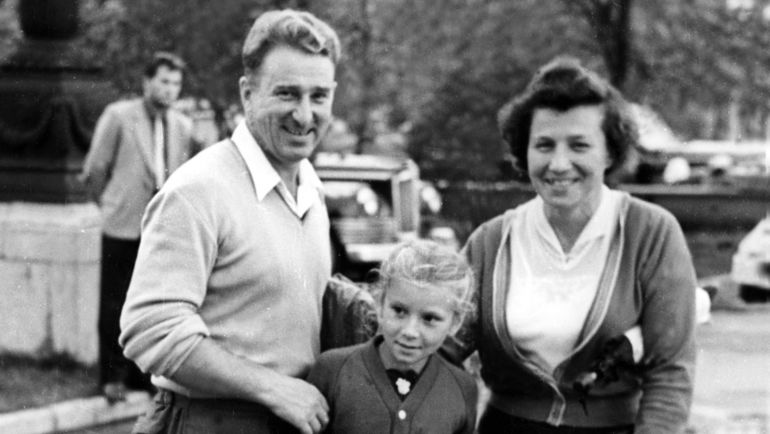 Анатолий Тарасов с супругой Ниной и дочерью Татьяной. Фото Олег Неелов Анатолий Тарасов с супругой Ниной и дочерью Татьяной. Фото Олег Неелов