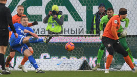 9 декабря. Москва. "Динамо" - "Урал" - 4:0. Евгений Луценко забивает красивый гол.