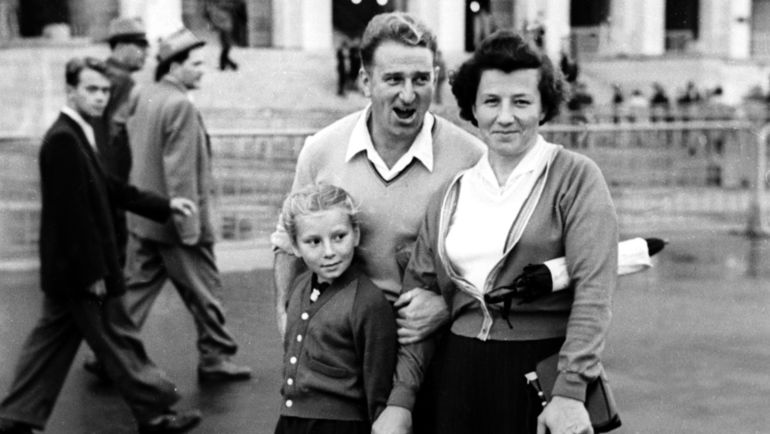 Анатолий Тарасов с супругой Ниной и дочерью Татьяной. Фото Олег Неелов Анатолий Тарасов с супругой Ниной и дочерью Татьяной. Фото Олег Неелов