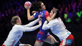 10 декабря. Нант. Дания - Россия - 21:32. Анна Вяхирева (в центре).