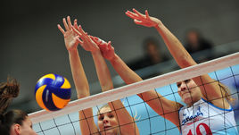 Волейболистки московского "Динамо" Ирина Фетисова (слева) и Дарья Столярова.