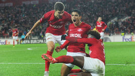 4 октября. Москва. "Спартак" - "Вильярреал" - 3:3. Игроки празднуют забитый мяч Лоренцо Мельгарехо (в центре).