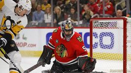 13 декаббря. "Чикаго" - "Питтсбург" - 6:3. Евгений Малкин (слева) у ворот Кори Кроуфорда.