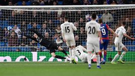 12 декабря. Мадрид. "Реал" - ЦСКА - 0:3. 37-я минута. Федор Чалов (№9) открывает счет в матче.