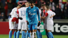 13 декабря. Прага. "Славия" - "Зенит" - 2:0. Эрнани (на переднем плане).