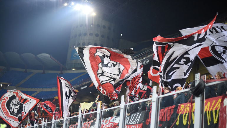 Фанаты миланцев: впереди - снова плохие результаты? Фото REUTERS Фанаты миланцев: впереди - снова плохие результаты? Фото REUTERS