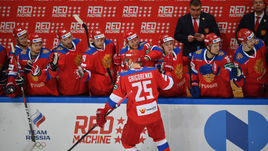 13 декабря. Москва. Кубок Первого канала. Россия - Швеция - 3:2 Б. Михаил Григоренко (на переднем плане).