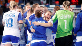 14 декабря. Париж. Россия - Румыния - 28:22. Гандболистки сборной России празднуют выход в финал.