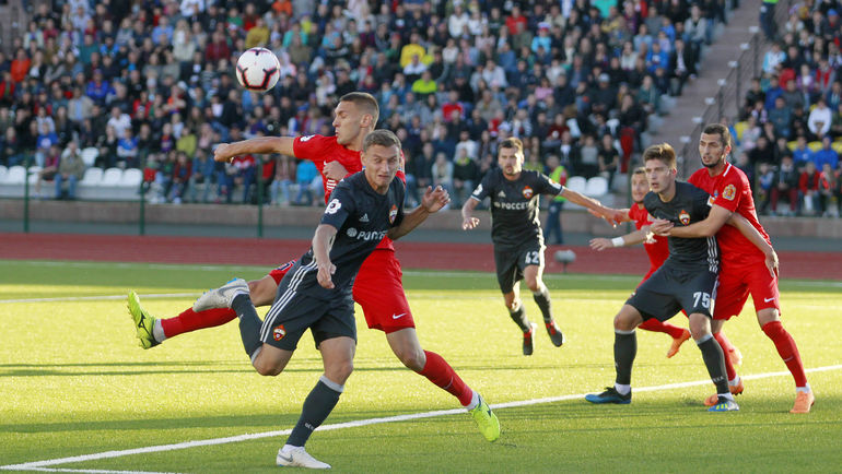 Раде Дугалич в борьбе с Федором Чаловым (на переднем плане). Фото Сергей Дроняев Раде Дугалич в борьбе с Федором Чаловым (на переднем плане). Фото Сергей Дроняев