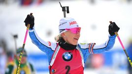 15 декабря. Хохфильцен. Победительница гонки преследования Кайса Мякяряйнен.