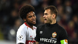 Нападающий "Спартака" Луиз Адриану и вратарь ЦСКА Игорь Акинфеев.