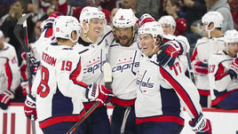 14 декабря. Роли. "Каролина" – "Вашингтон" – 5:6 Б. Александр Овечкин (второй справа) оформил хет-трик во второй игре подряд.