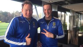 13 декабря. Арнем. Главный тренер "Витесса" Леонид Слуцкий (слева) со своим помощником Олегом Яровинским.