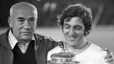 Тренер команды "Арарат" (Ереван) Виктор Маслов (слева) и капитан Аркадий Андреасян с завоеванным Кубком СССР.