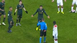 16 декабря. Лион. "Лион" - "Монако" - 3:0. Клеман Тюрпен удаляет Александра Головина (№17) после просмотра повтора.