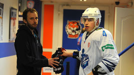 Клуб КХЛ пригласил хоккеиста ради двух минут игры