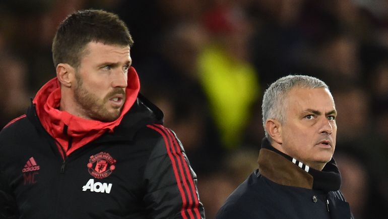 Майкл Кэррик (слева) и Жозе Моуринью. Фото REUTERS Майкл Кэррик (слева) и Жозе Моуринью. Фото REUTERS