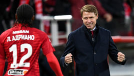 25 ноября. Москва. "Спартак" – "Крылья Советов" – 3:1. Первый матч Олега Кононова (справа) в "Спартаке". Луиз Адриану спешит отпраздновать гол с новым главным тренером.