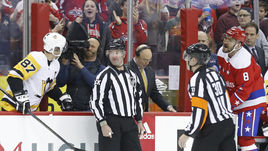 19 декабря. Вашингтон. "Вашингтон" – "Питтсбург" – 1:2. Перепалка Сидни Кросби (№ 87) и Александра Овечкина (№ 8).