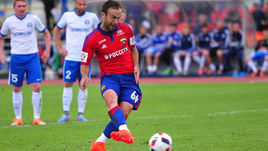 2016 год. Полузащитник ЦСКА Бибрас Натхо забивает гол с пенальти.