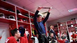 20 декабря. Подольск. "Витязь" (Подольск) - "Сочи" - 3:2. Александр Семин с мечом, который в "Витязе" вручается лучшему игроку матча.