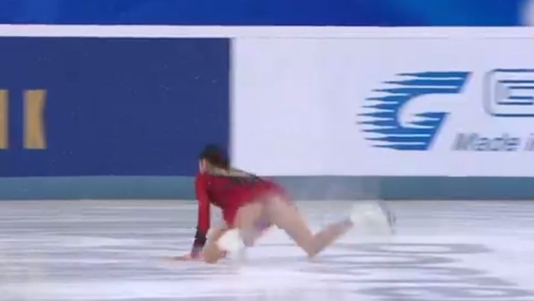 Евгения Медведева допустила падение в короткой программе на чемпионате России. Евгения Медведева допустила падение в короткой программе на чемпионате России.