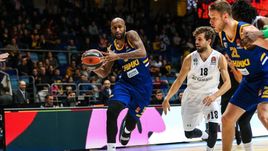 21 декабря. Мытищи. "Химки" – "Дарюшафака" – 85:84. Защитник "Химок" Тони Крокер (слева).