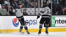 22 декабря. Сан-Хосе. "Сан-Хосе" - "Лос-Анджелес" - 2:3 ОТ. 63-я минута. Форвард "Королей" Илья Ковальчук (слева) празднует свою победную шайбу вместе с защитником Дрю Даути.