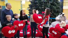 Алина Загитова передала свои игрушки детскому дому