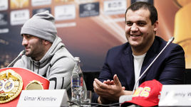 Генеральный секретарь Федерации бокса России Умар Кремлев и российский боксер Мурат Гассиев.
