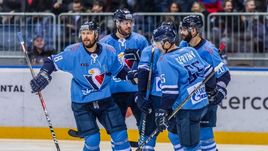 Игроки празднуют заброшенную шайбу.