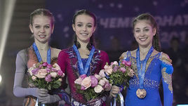 Александра Трусова (слева), Анна Щербакова (в центре) и Алена Косторная.