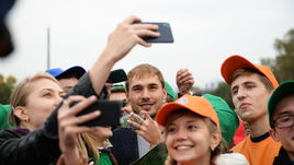 Антон Шипулин (в центре) с болельщиками.