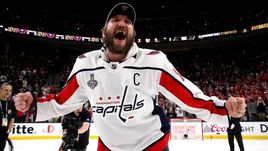 8 июня. Вегас. "Вегас" – "Вашингтон" – 3:4. Александр Овечкин празднует победу в Кубке Стэнли.