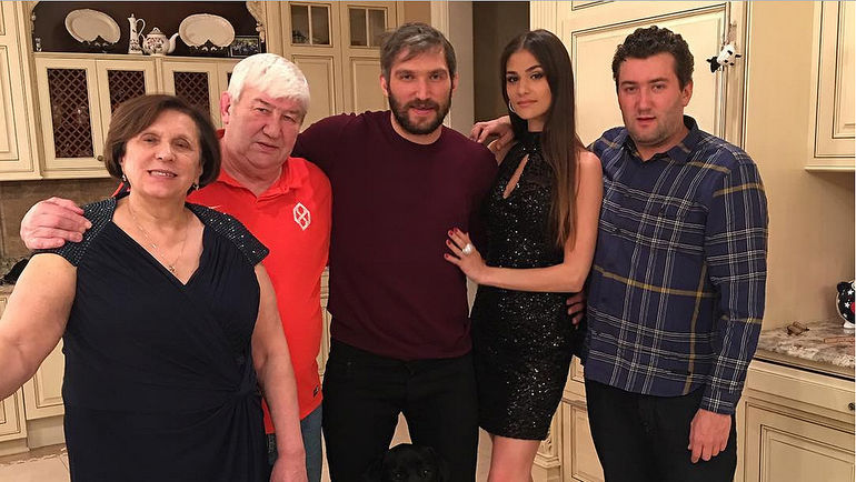 Александр (в центре) с мамой Татьяной Николаевной, папой Михаилом Викторовичем, женой Анастасией и братом Михаилом (слева направо). Фото instagram.com Александр (в центре) с мамой Татьяной Николаевной, папой Михаилом Викторовичем, женой Анастасией и братом Михаилом (слева направо). Фото instagram.com