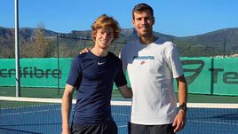 Андрей Рублев (слева) и Карен Хачанов на тренировке в Барселоне.