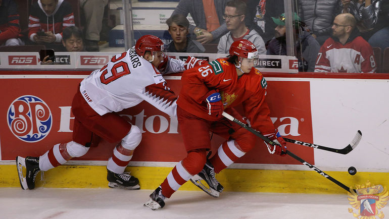 27 декабря. Ванкувер. Россия – Дания – 4:0. Александр Романов уходит от соперника. Фото ФХР 27 декабря. Ванкувер. Россия – Дания – 4:0. Александр Романов уходит от соперника. Фото ФХР
