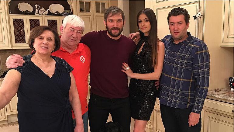 Александр (в центре) с мамой Татьяной Николаевной, папой Михаилом Викторовичем, женой Анастасией и братом Михаилом (слева направо). Фото instagram.com Александр (в центре) с мамой Татьяной Николаевной, папой Михаилом Викторовичем, женой Анастасией и братом Михаилом (слева направо). Фото instagram.com