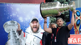 7 июля. Москва. Александр Овечкин презентует Кубок Стэнли на Воробьевых горах.