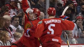 1 января. Ванкувер. Россия - Канада - 2:1. Павел Шэн (слева) забрасывает победную шайбу.