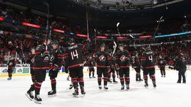 2 января. Ванкувер. Канада - Финляндия - 1:2 ОТ. Канадцы благодарят болельщиков после матча.